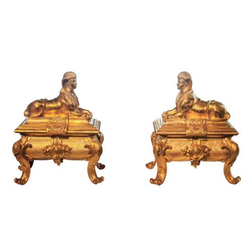 Paire de chenets de style Napoléon III aux sphinges, en bronze doré