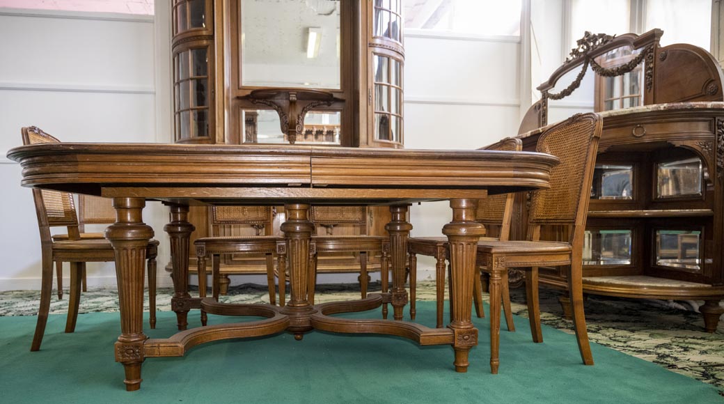 Salle à manger de style Louis XVI sculpté en bois de noyer-8