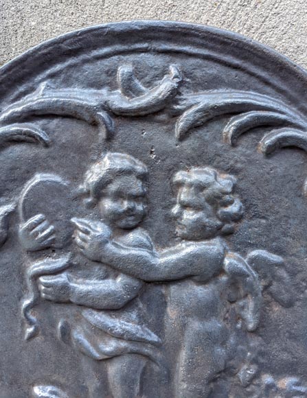 Plaque de cheminée aux putti-1