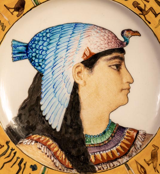 Théodore DECK et Albert ANKER, Plat à décor égyptien en faïence, représentant une reine égyptienne-2