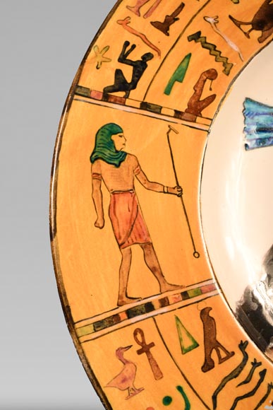 Théodore DECK et Albert ANKER, Plat à décor égyptien en faïence, représentant une reine égyptienne-3