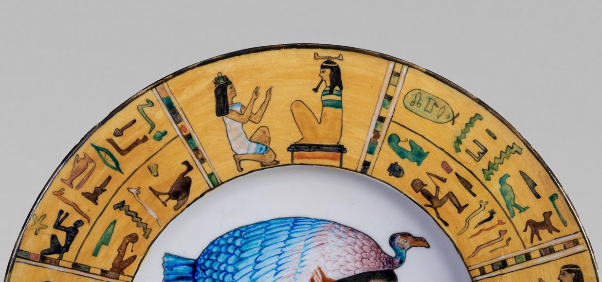Théodore DECK et Albert ANKER, Plat à décor égyptien en faïence, représentant une reine égyptienne-4