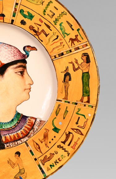 Théodore DECK et Albert ANKER, Plat à décor égyptien en faïence, représentant une reine égyptienne-5
