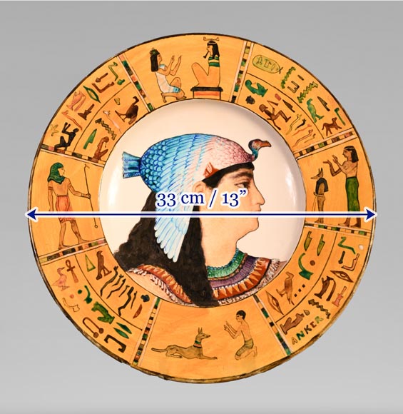 Théodore DECK et Albert ANKER, Plat à décor égyptien en faïence, représentant une reine égyptienne-10