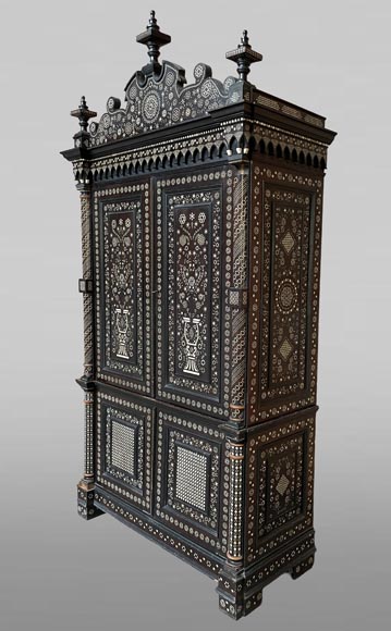 Cabinet en palissandre, marqueterie d’os et de bois clair-1