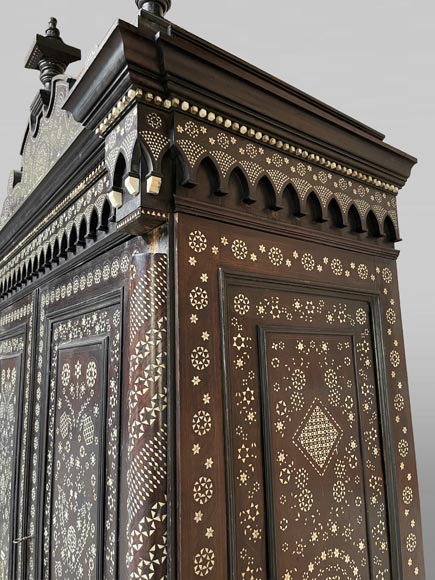 Cabinet en palissandre, marqueterie d’os et de bois clair-3