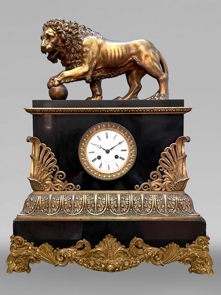 Pendule au lion de style Empire en marbre noir et bronze doré-0