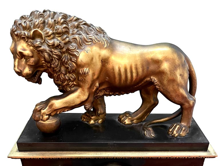 Pendule au lion de style Empire en marbre noir et bronze doré-1