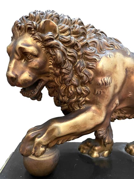 Pendule au lion de style Empire en marbre noir et bronze doré-2