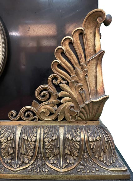 Pendule au lion de style Empire en marbre noir et bronze doré-7
