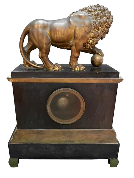 Pendule au lion de style Empire en marbre noir et bronze doré-9