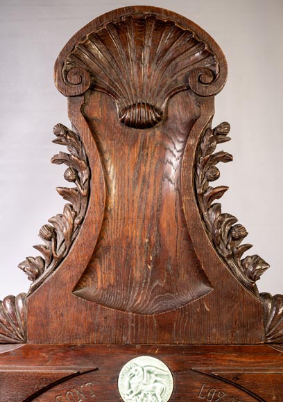 DECK Théodore, miroir monumental en chêne orné de médaillons en faïence verte-2