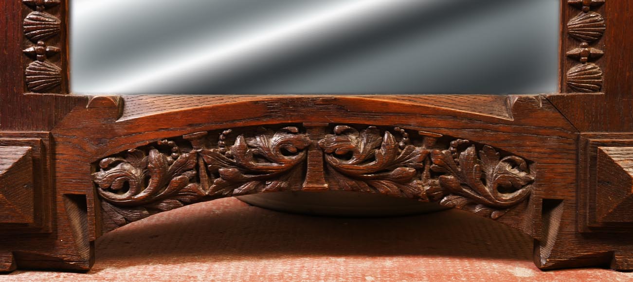 DECK Théodore, miroir monumental en chêne orné de médaillons en faïence verte-6