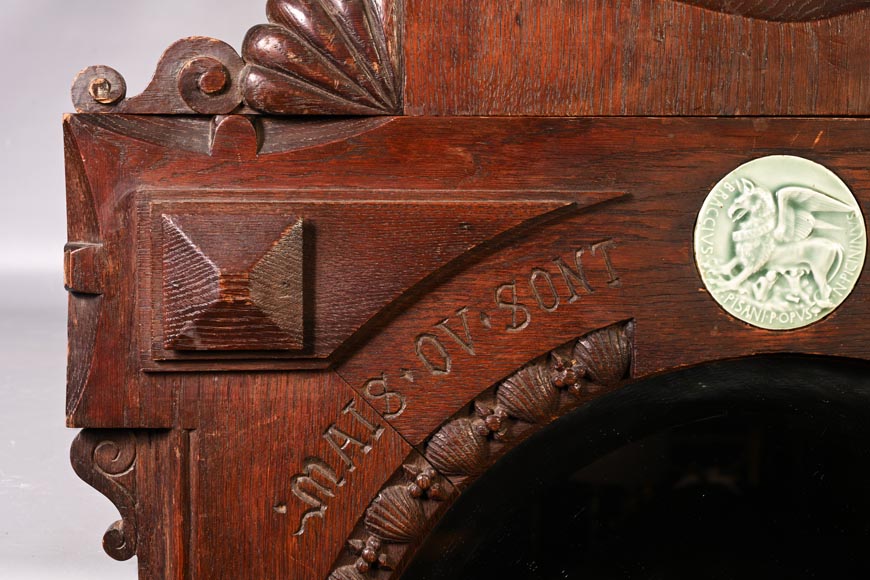 DECK Théodore, miroir monumental en chêne orné de médaillons en faïence verte-8