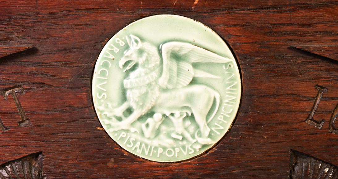 DECK Théodore, miroir monumental en chêne orné de médaillons en faïence verte-11