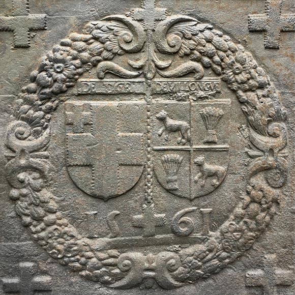 Plaque de cheminée de 1561 aux armes d’alliance de Jacques de Tige et de Blanche de Villelongue-1