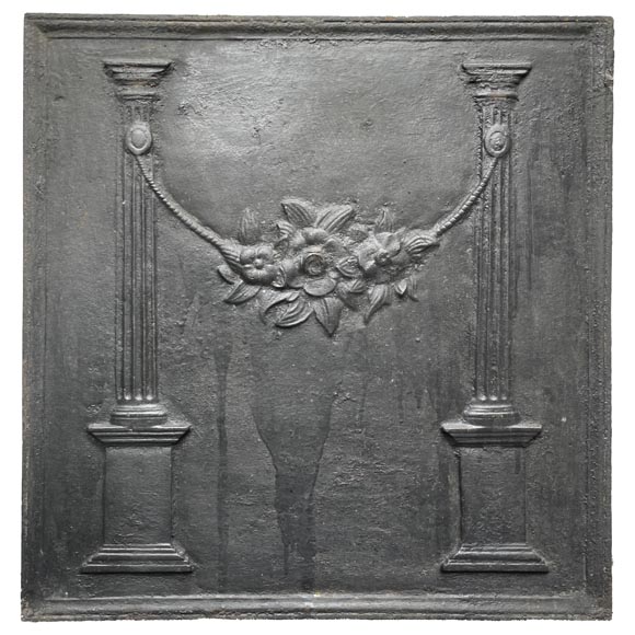 Plaque de cheminée du XVIIIe siècle ornée d’une guirlande de fleurs-0