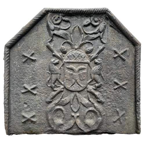 Plaque de cheminée du XVIe siècle aux armes de Charles-Quint