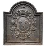 Plaque de cheminée du XVIIIe siècle décorée de trois lys, emblèmes des armes de la France