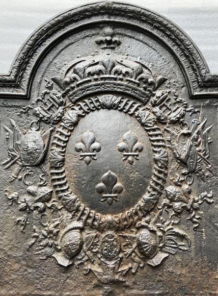 Plaque de cheminée du XVIIIe siècle décorée de trois lys, emblèmes des armes de la France-2