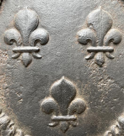 Plaque de cheminée du XVIIIe siècle décorée de trois lys, emblèmes des armes de la France-3