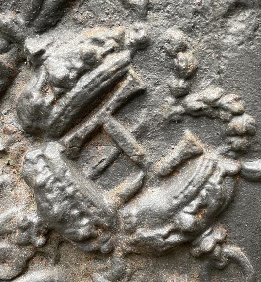 Plaque de cheminée du XVIIIe siècle décorée de trois lys, emblèmes des armes de la France-5