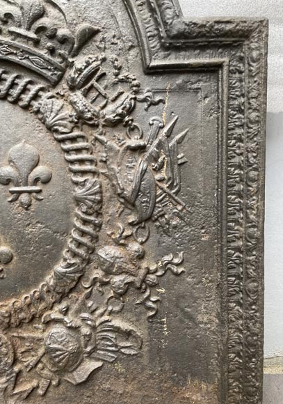 Plaque de cheminée du XVIIIe siècle décorée de trois lys, emblèmes des armes de la France-6