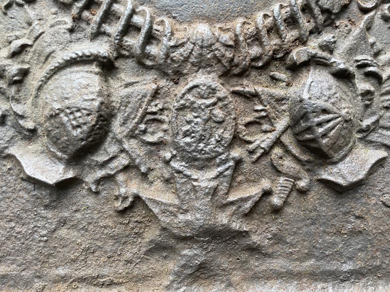 Plaque de cheminée du XVIIIe siècle décorée de trois lys, emblèmes des armes de la France-7