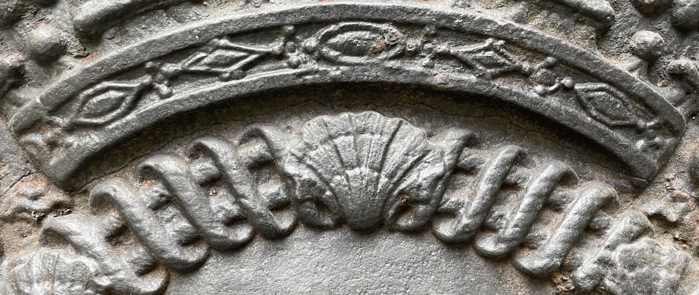 Plaque de cheminée du XVIIIe siècle décorée de trois lys, emblèmes des armes de la France-8