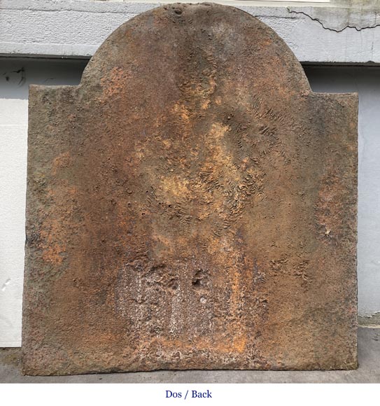 Plaque de cheminée du XVIIIe siècle décorée de trois lys, emblèmes des armes de la France-9