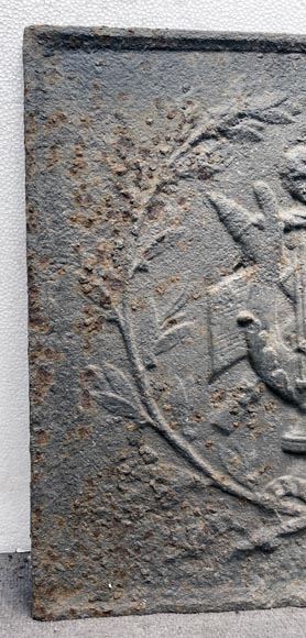 Plaque de cheminée ornée d’instruments de musique antiques entourés d’une couronne de laurier-5