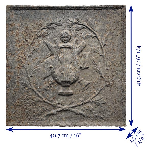 Plaque de cheminée ornée d’instruments de musique antiques entourés d’une couronne de laurier-6