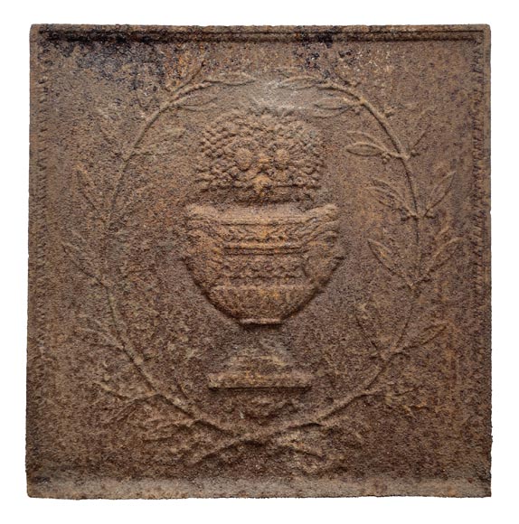 Plaque de cheminée décorée d’un vase antique à fleurs encadré d’une couronne de laurier-0