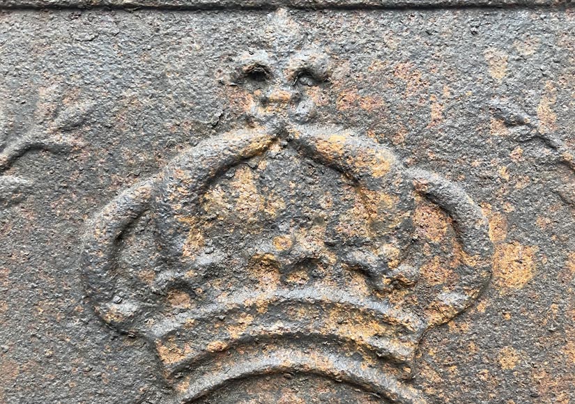 Plaque de cheminée du XVIIIe siècle représentant les armes de France-2