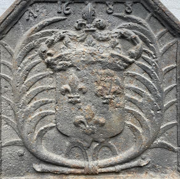Plaque de cheminée datée de 1688 aux armes de France-2