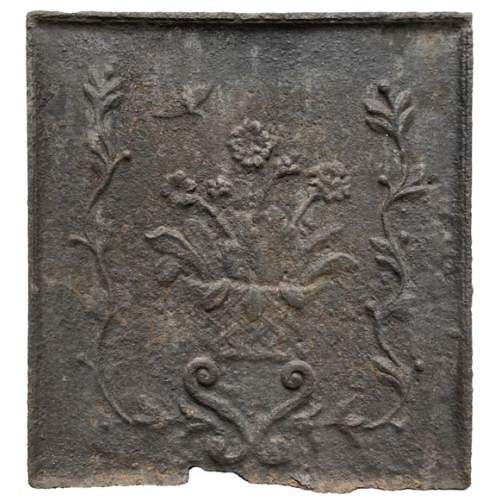 Plaque de cheminée du XVIIIe siècle ornée d’un panier de fleurs