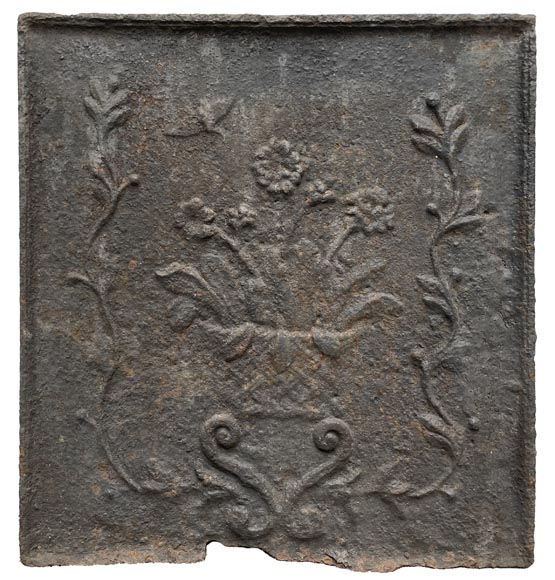 Plaque de cheminée du XVIIIe siècle ornée d’un panier de fleurs-0