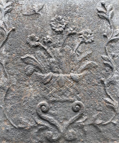 Plaque de cheminée du XVIIIe siècle ornée d’un panier de fleurs-1