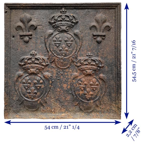 Plaque de cheminée du XVIIIe siècle présentant une triple figuration des armes de France-9