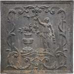 Plaque de cheminée du XVIIIe siècle représentant une figure féminine à la guirlande de fleur à côté d’un vase antique