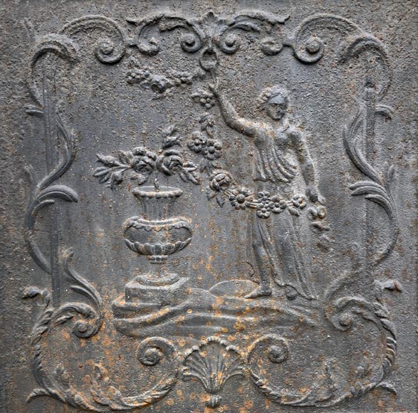 Plaque de cheminée du XVIIIe siècle représentant une figure féminine à la guirlande de fleur à côté d’un vase antique-2