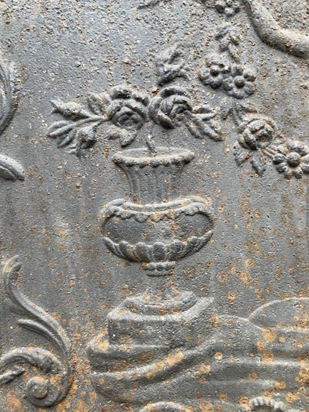 Plaque de cheminée du XVIIIe siècle représentant une figure féminine à la guirlande de fleur à côté d’un vase antique-4