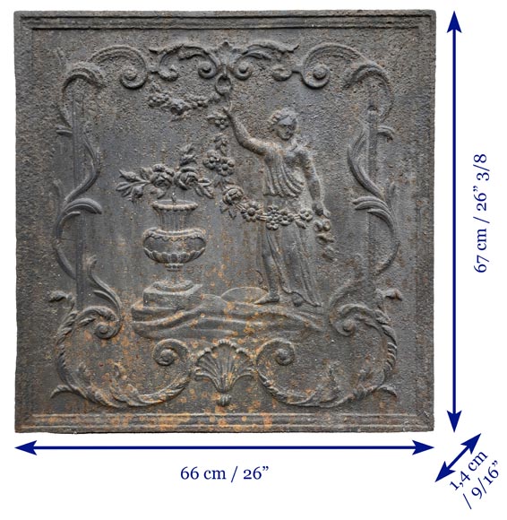 Plaque de cheminée du XVIIIe siècle représentant une figure féminine à la guirlande de fleur à côté d’un vase antique-9