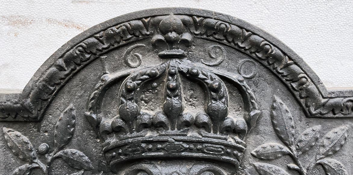 Plaque de cheminée de 1690 aux armes de France-2
