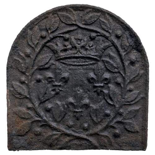 Plaque de cheminée du XVIIIe siècle aux trois lys couronnés, symboles des armes de France
