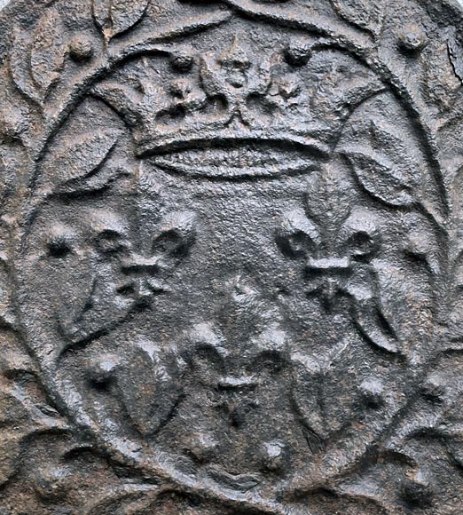 Plaque de cheminée du XVIIIe siècle aux trois lys couronnés, symboles des armes de France-1