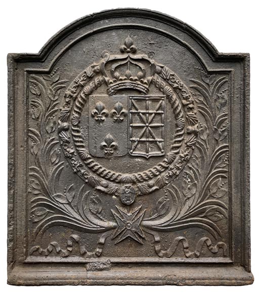 Plaque de cheminée du XVIIe siècle aux armes de France et de Navarre-0