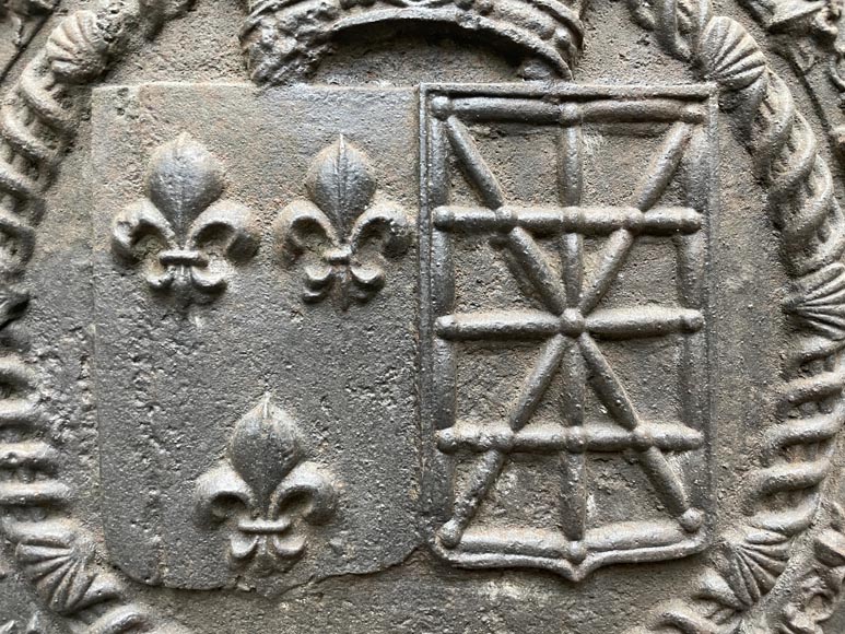 Plaque de cheminée du XVIIe siècle aux armes de France et de Navarre-4