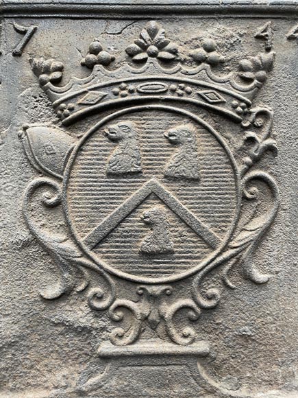 Plaque de cheminée datée de 1744 aux armes d’un abbé-2