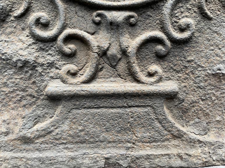 Plaque de cheminée datée de 1744 aux armes d’un abbé-4